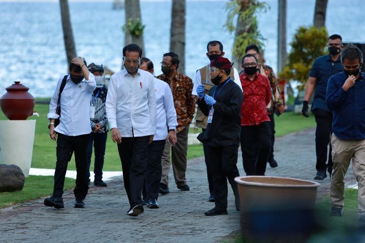 Kunjungan Jokowi ke vila yang berlatar belakang Selatan Bali tersebut untuk mengencek kesiapan tatana baru di sektor paiwisata.= di wilayah paling timur Pulau Jawa.