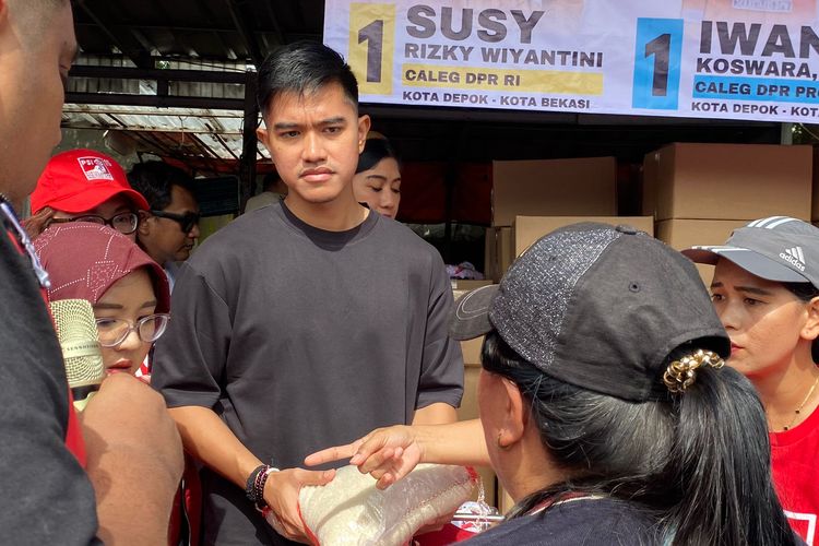 Ketua Umum PSI Kaesang Pangarep blusukan ke Pasar Meruyung Tiga Putra, Kelurahan Meruyung, Kecamatan Limo, Kota Depok, Rabu (17/1/2024). 
