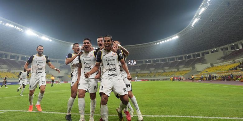 Para pemain Persija Jakarta merayakan gol pada laga partai Super League 2025-2026 Dewa United vs Persija Jakarta berlangsung di Stadion Banten International Stadium pada Jumat (29/8/2025).