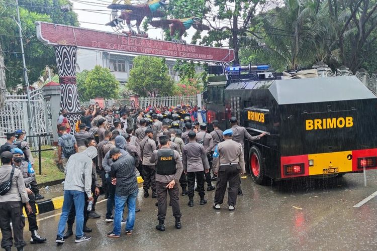 Puluhan mahasiswa melakukan unjuk rasa penolakan rencana pemekaran provinsi di depan Gapura Universitas Cenderawasih, Aksi tersebut berbarengan dengan aksi di lima titik lainnya yang tersebar di Distrik Abepura dan Heram, Jayapura, Papua, Selasa (8/3/2022)