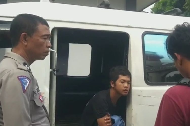 Sopir angkot C01 jurusan Ciledug-Kebayoran Lama, Rianto (tengah), saat diamankan warga setempat usai menyerempet beberapa kendaraan di Kebayoran Lama, Jakarta Selatan, Selasa (16/5/2023) 