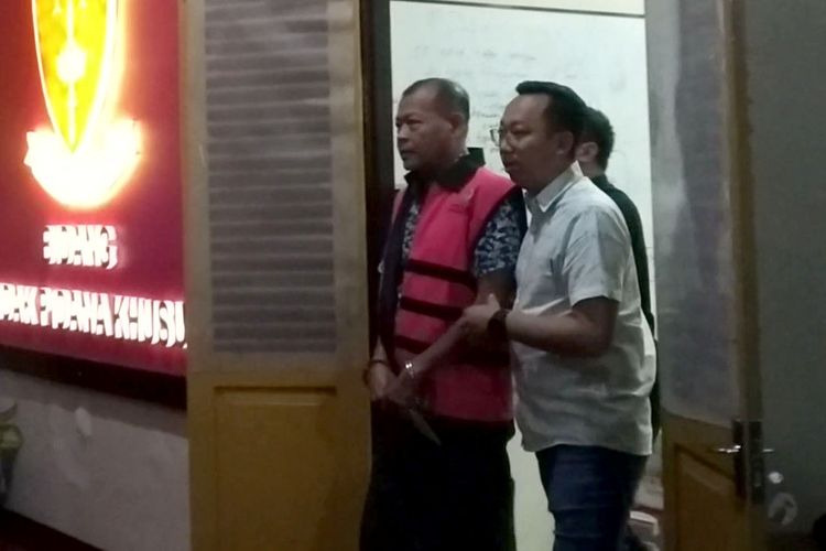 Mantan Kepala Dinas PUPR Kabupaten Blitar, Dicky Cubandono, digiring ke mobil tahanan Kejaksaan Negeri Kabupaten Blitar, Kamis (18/9/2025)