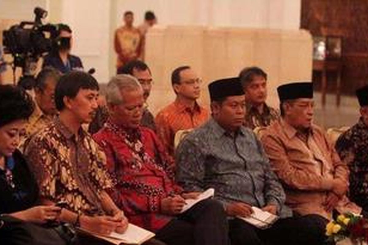 Presiden Susilo Bambang Yudhoyono memberikan pengantar di hadapan sejumlah tokoh lintas agama sebelum memulai dialog di Istana Negara, Jakarta, Senin (17/1) malam. Hadir Wakil Presiden Boediono para menteri koordinator dan tokoh agama.