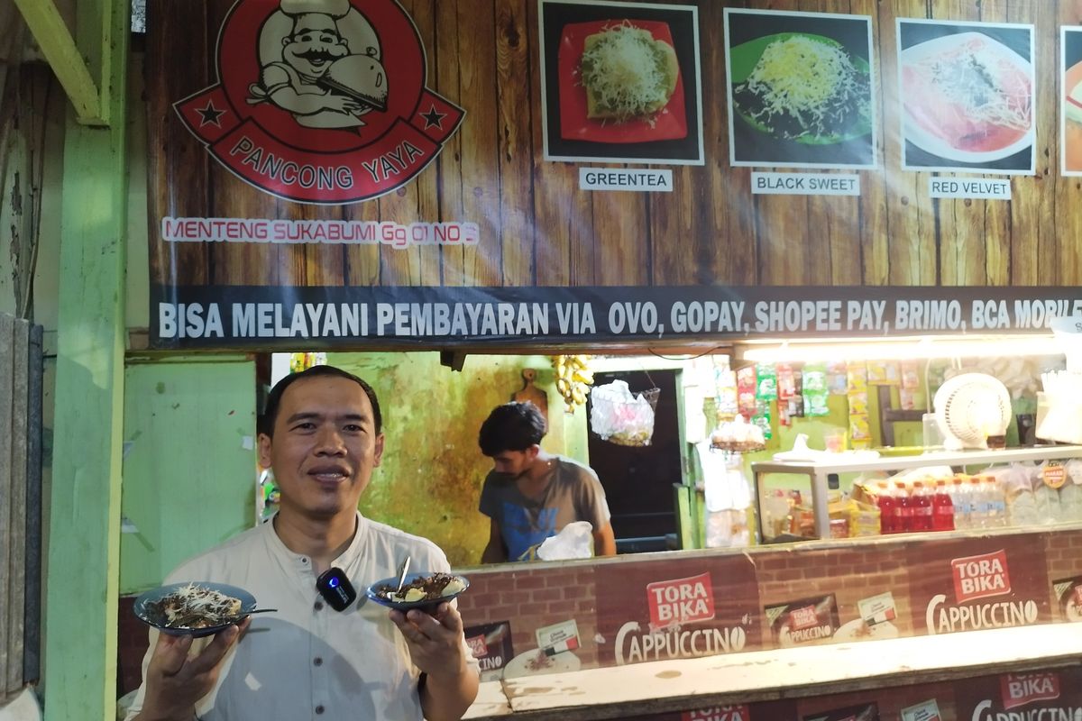 Chief owner Pancong Yaya, Agus Deni (30) saat diwawancarai di warungnya, Jalan Menteng Sukabumi Gang 1 No 3, Menteng, Jakarta Pusat, Selasa (20/2/2024).