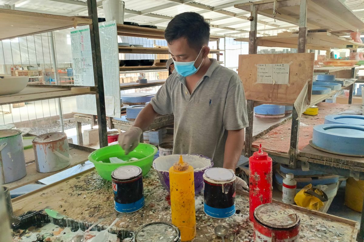 Proses pembuatan produk kerajinan tangan dari resin, CV Siji Lifestyle