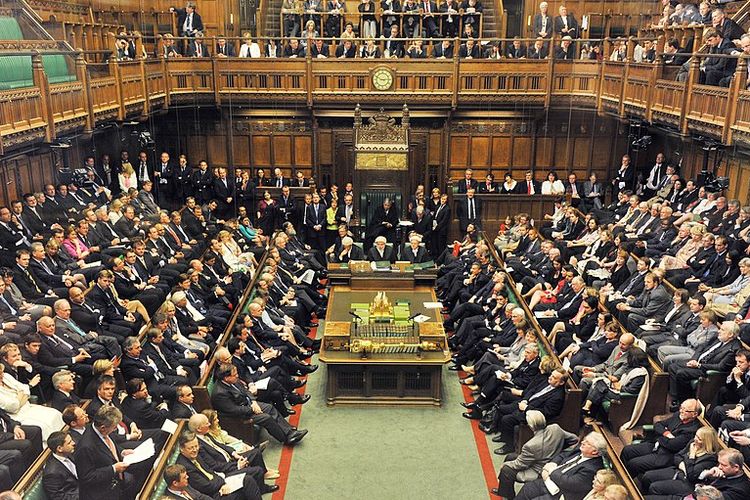 Suasana rapat parlemen Negara Inggris yang menganut sistem pemerintahan parlementer