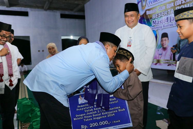 Bupati Siak Alfedri saat mengunjungi Masjid Jami' Al Anshor di Kampung Rantau Bertuah, Kecamatan Minas, Kabupaten Siak, Riau, dalam rangka Safari Ramadan pada malam ke-19 Ramadhan.