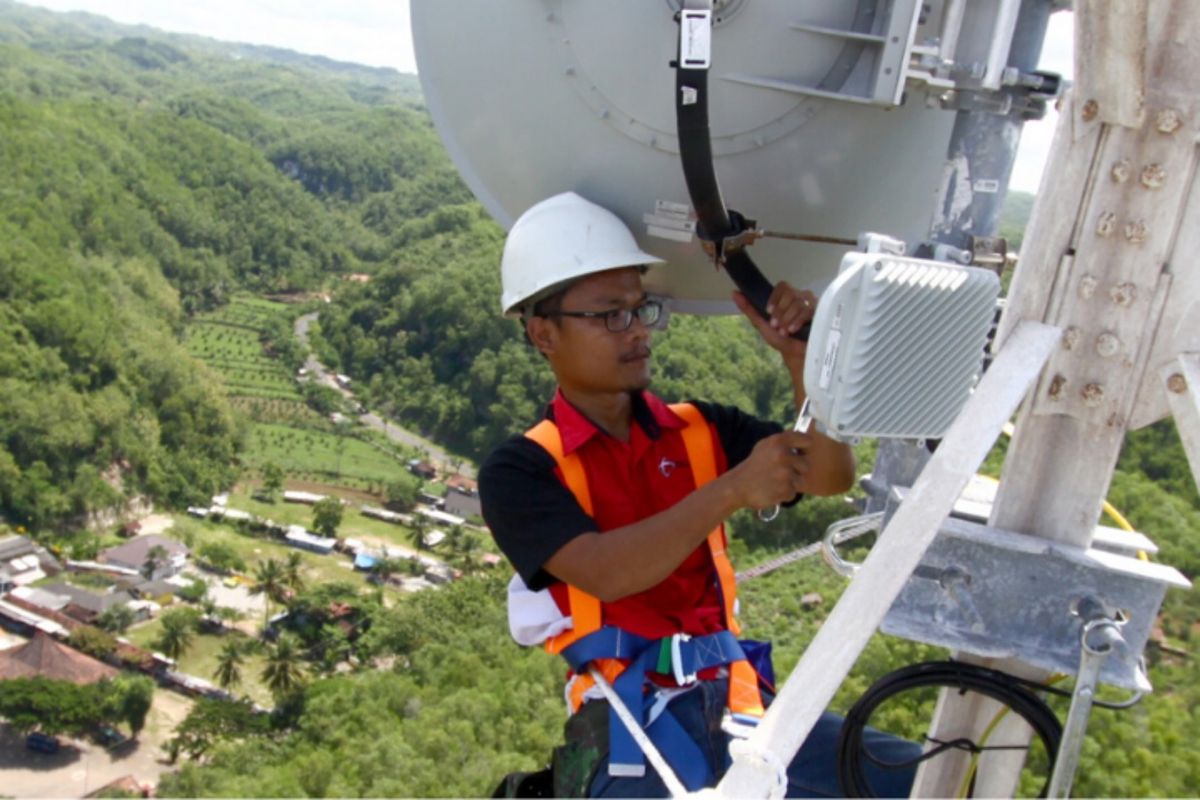 Teknisi memasang BTS 4G Telkomsel di sebuah menara. Telkomsel mematikan jaringan 3G di 140 kota, berikut ini daftarnya