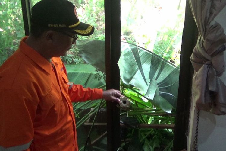Hujan deras yang mengguyur Kota Palopo, Sulawesi Selatan sejak Selasa (26/3/2024) malam, membuat tebing di belakang kantor badan penanggulangan bencana daerah (BPBD) Kota Palopo mengalami longsor dan membuat kaca jendela pecah dan berhamburan dalam ruang kedaruratan BPBD Palopo.