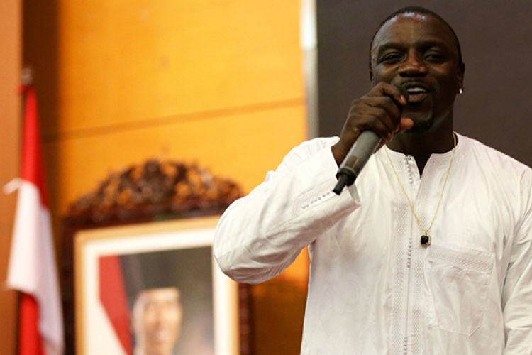 Penyayi rap Aliaune Damala Akon Thiam alias Akon saat mini konser di Kementerian Sosial dalam rangka program Akon Terangi Suku Anak Dalam, Orang Rimba, dan Komunitas Adat Terpencil, Rabu (8/3/2017). Program tersebut mencangkup instalasi peralatan pembangkit listrik tenaga matahari di tiap rumah dan mempromosikan penghematan energi.