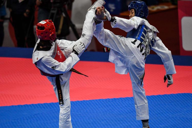 Taekwondoin putra Indonesia Muhamad M (biru) saat melawan taekwondoin putra Timor Leste Soares A pada partai 32 besar 63 kg, pada Asian Games 2018 di Jakarta Convention Center, Kamis (23/8/2018). Langkah Muhamad M terhenti di partai 16 besar saat melawan taekwondoin putra Korea Selatan Lee D.