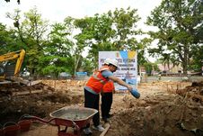 Bupati HST Letakkan Batu Pertama, Rehabilitasi Bekas Gedung MTQ Jadi Bagian Taman Dwi Warna Resmi Dimulai 