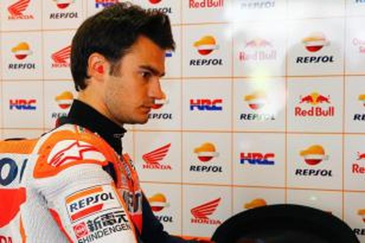 Pebalap Repsol Honda asal Spanyol, Dani Pedrosa, menunggu di paddock Sirkuit Assen pada sesi latihan bebas kedua GP Belanda, Kamis (25/6/2015).