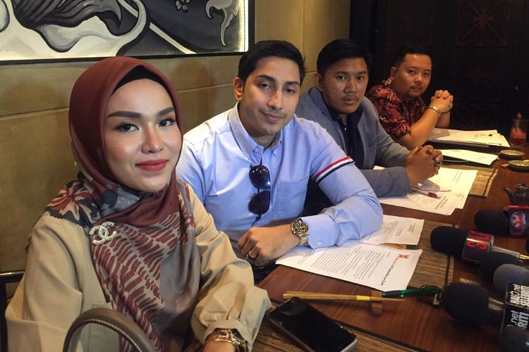 Medina Zein dan Lukman Azhari dalam jumpa pers terkait pelaporannya terhadap artis Irwansyah terkait kasus penggelapan di kawasan Senopati, Jakarta Selatan, Jumat sore (18/10/2019).