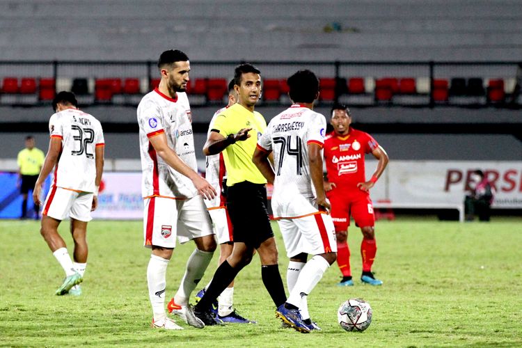 Wasit Thoriq Alkatiri saat memimpin pertandingan pekan 30 Liga 1 2021-2022 antara Persija Jakarta melawan Borneo FC yang berakhir dengan skor 1-2 di Stadion Kapten I Wayan Dipta Gianyar, Kamis (10/3/2022) malam.