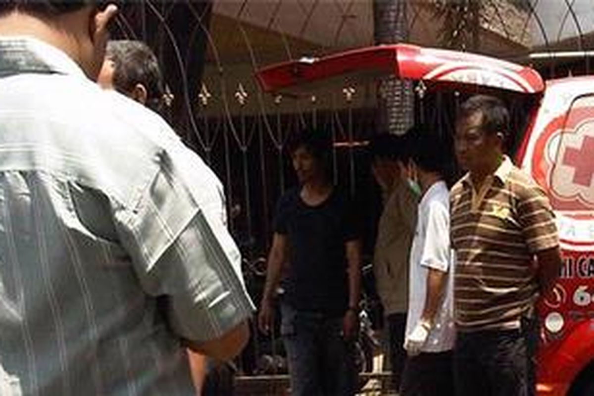 Warga berbaur dengan aparat menyaksikan lokasi ledakan di Gereja Bethel Injil Sepenuh (GBIS) Kepunton, Minggu (25/9/2011).