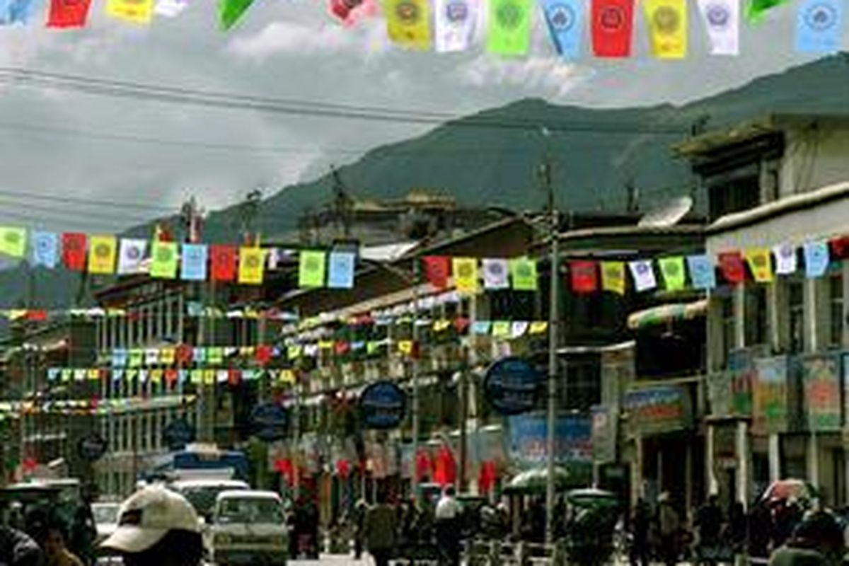 Panji-panji perayaan berdirinya Tibet Autonomous Region di bawah pemerintahan Republik Rakyat China menghiasi jalan utama Lhasa.