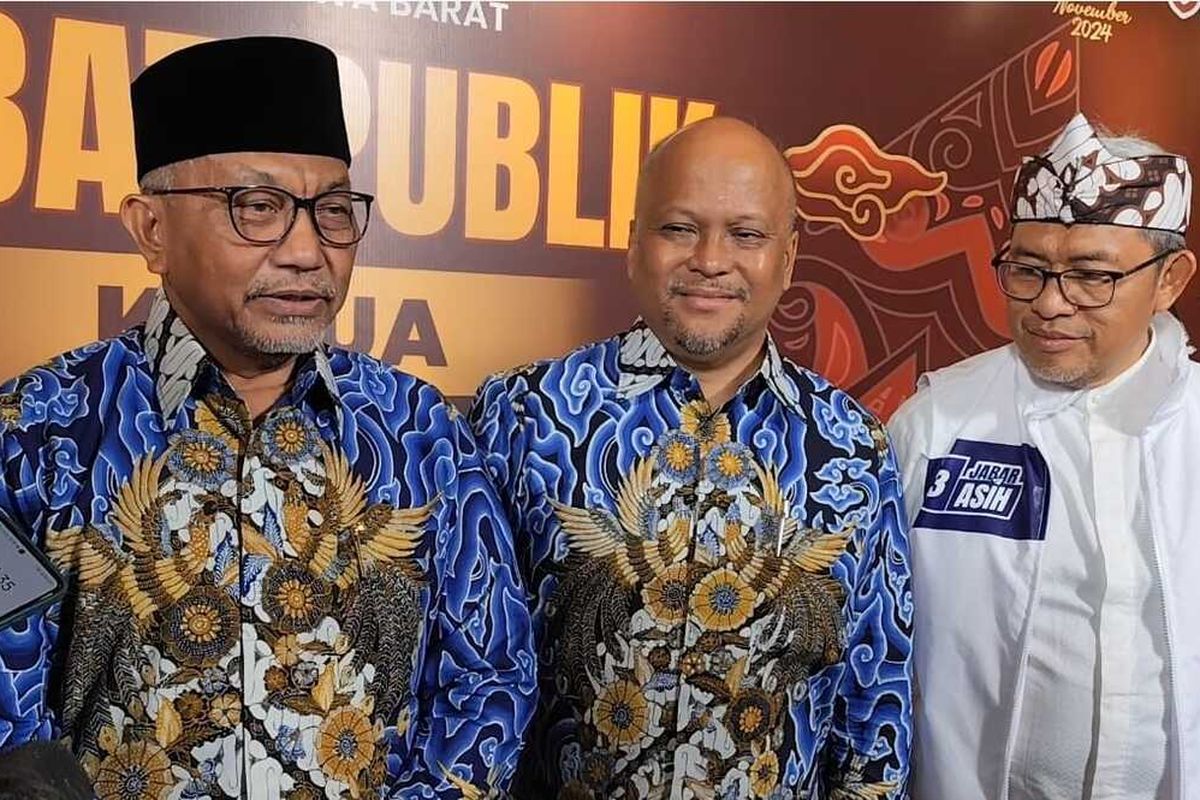 Ahmad Syaikhu - Ilham Habibi pasangan calon gubernur dan wakil gubernur Jawa Barat bersama Ahmad Heryawan, memberikan keterangan persiapan menjelang debat kedua di Cirebon, pada Sabtu (16/11/2024) petang.