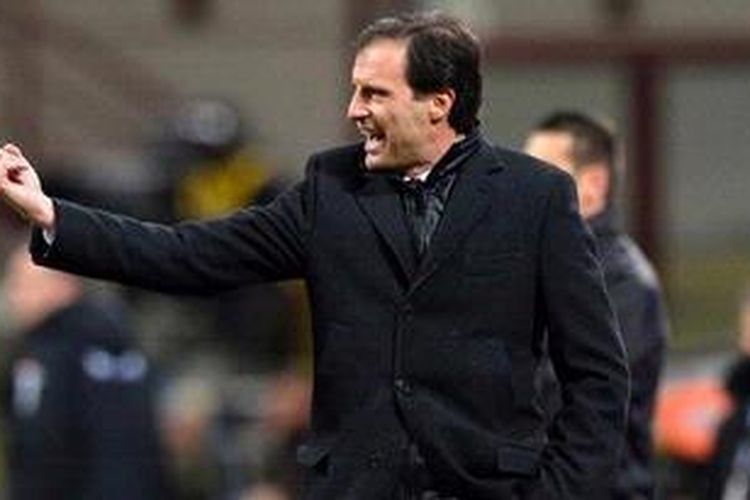 Pelatih Massimiliano Allegri bereaksi dalam laga Serie-A timnya melawan Udinese di Stadion San Siro, Minggu (3/2/2013). Milan akhirnya menang 2-1. 