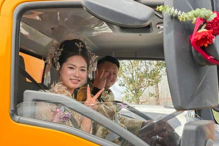Menikah Naik Truk Sedot WC, Pengantin Wanita: yang Penting Uang Suami 