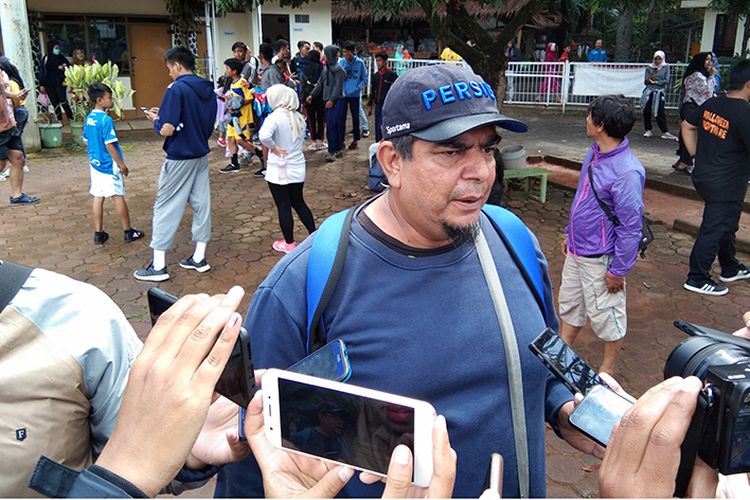 Dokter Tim Persib, Rafy Ghani, saat diwawancara wartawan di Lapangan Saraga ITB, Kota Bandung, beberapa waktu lalu.