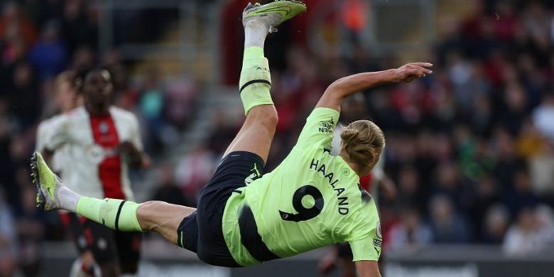 Striker Manchester City, Erling Haaland, mencetak gol dengan aksi salto ketika melawan Southampton di Stadion St Mary's, Southampton, Sabtu (8/4/2023). Haaland cetak dua gol dan Man City menang 4-1.