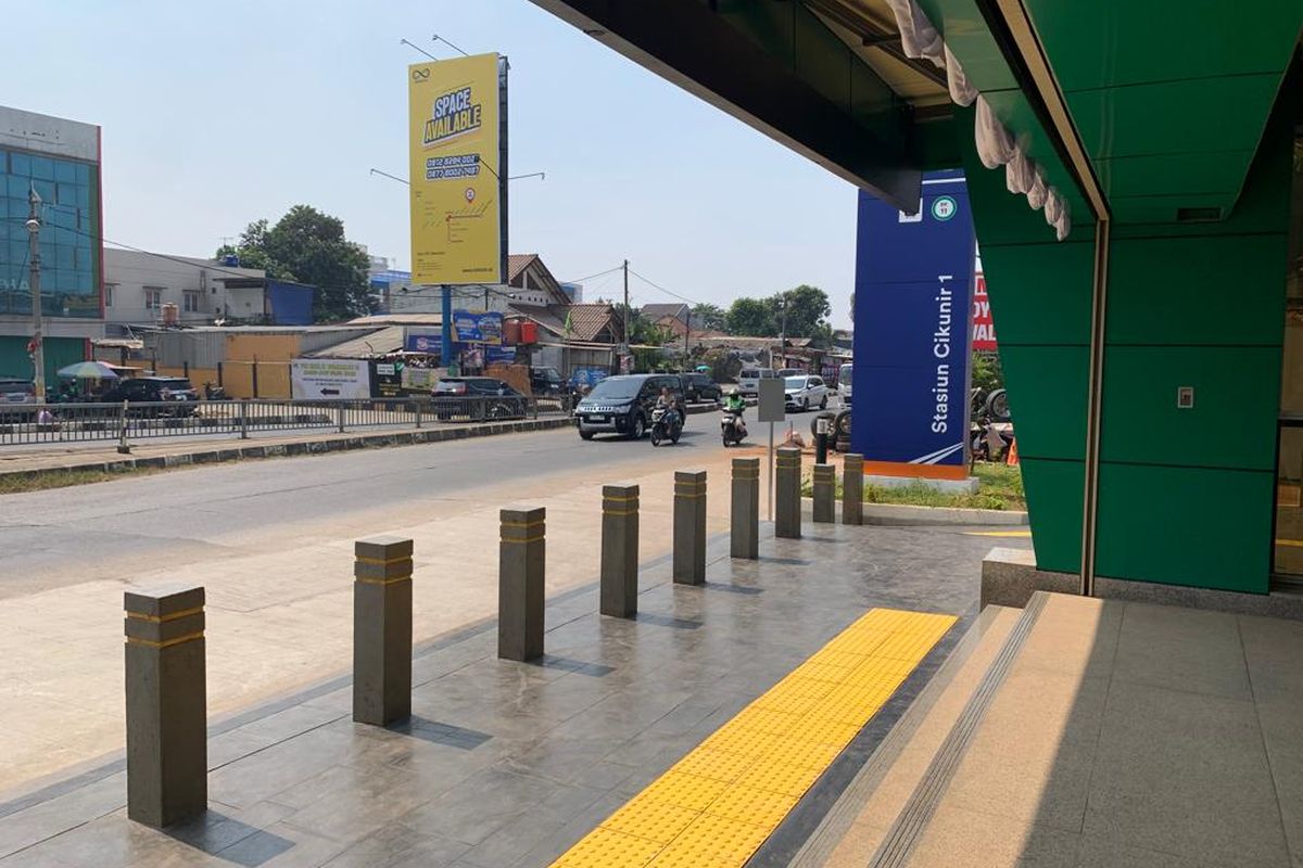 Stasiun LRT Cikunir 1 belum tersedia lahan parkir untuk penumpang yang membawa kendaraan motor dan mobil. Stasiun ini terletak di Jalan Caman Raya, Pondok Gede, Kota Bekasi.
