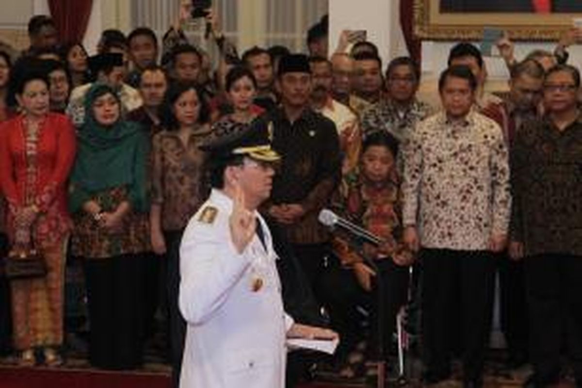 Basuki Tjahaja Purnama mengucapkan sumpah jabatan sebagai Gubernur DKI Jakarta, di Istana Negara, Jakarta, Rabu (19/11/2014). Basuki Tjahaja Purnama dilantik menjadi Gubernur DKI Jakarta untuk sisa masa jabatan 2012-2014 menggantikan Joko Widodo. 