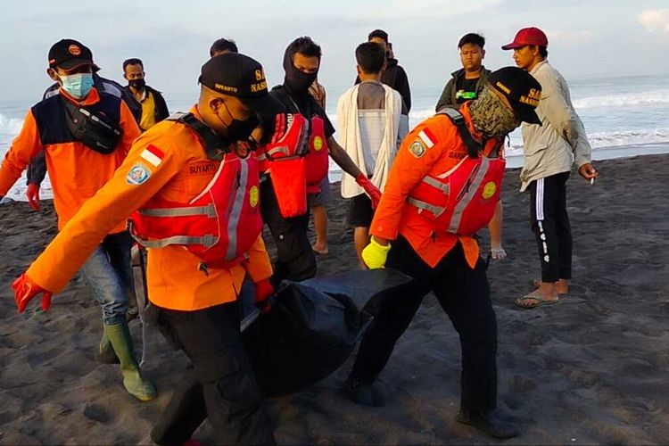 Anggota Basarnas mengevakuasi jenazah korban tenggelam yang ditemukan di Pantai Telogodepok, Kecamatan Mirit, Kabupaten Kebumen, Jawa Tengah, Senin (4/10/2021).