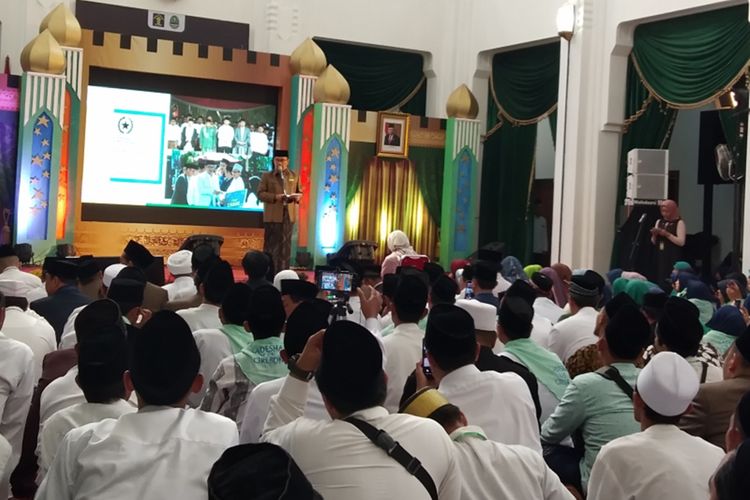 Gubernur Jawa Barat Ridwan Kamil secara resmi melepas 1.500 penghafal Quran untuk mengajar di desa-desa dalam program Satu Desa Satu Hafiz (Sadesha) di Gedung Sate, Jalan Diponegoro, Kamis (5/12/2019).