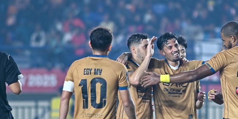Momen selebrasi gol Alex Martins dalam partai perebutan tempat ketiga Piala Presiden 2025 antara Liga Indonesia All Star vs Dewa United digelar di Stadion Si Jalak Harupat, Soreang, Kabupaten Bandung, Sabtu (12/7/2025).