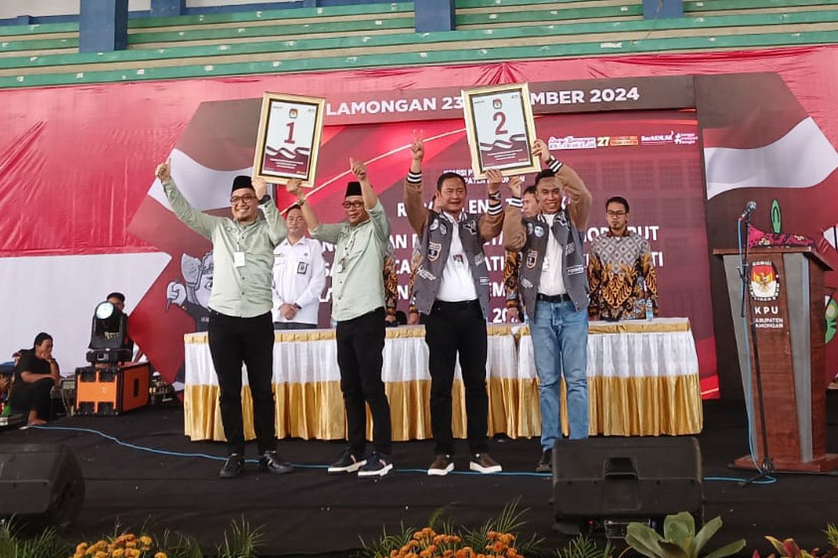 Pasangan Abdul Ghofur-Firosya Shalati (kiri) dan Yuhronur Efendi-Dirham Akbar Aksara, saat pengundian nomor urut di Sport Centre Lamongan, Jawa Timur, Senin (23/9/2024).