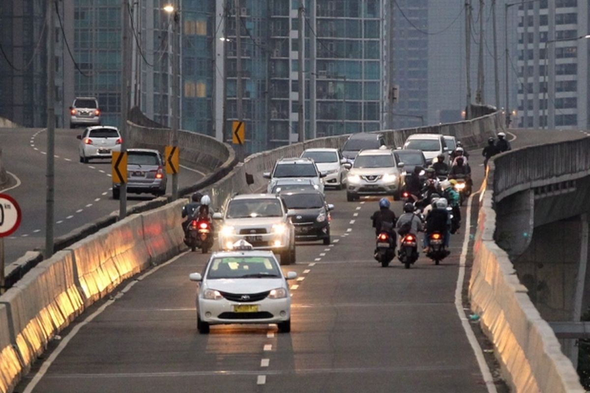 Pengendara sepeda motor nekat melawan arah saat berlangsung razia di jalan layang non tol (JLNT) Kampung Melayu-Tanah Abang, Jakarta, Selasa (25/7/2017). Pengendara motor masih nekat memasuki dan melintasi JLNT tersebut baik dari arah Tanah Abang maupun Kampung Melayu. KOMPAS IMAGES/KRISTIANTO PURNOMO