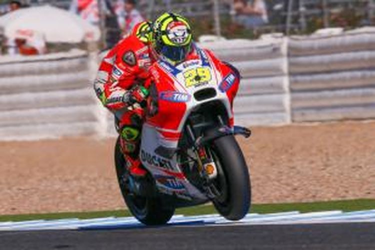 Pebalap Ducati asal Italia, Andrea Iannone, memacu motor pada sesi latihan bebas kedua GP Spanyol di Sirkuit Jerez, Jumat (1/5/2015).
