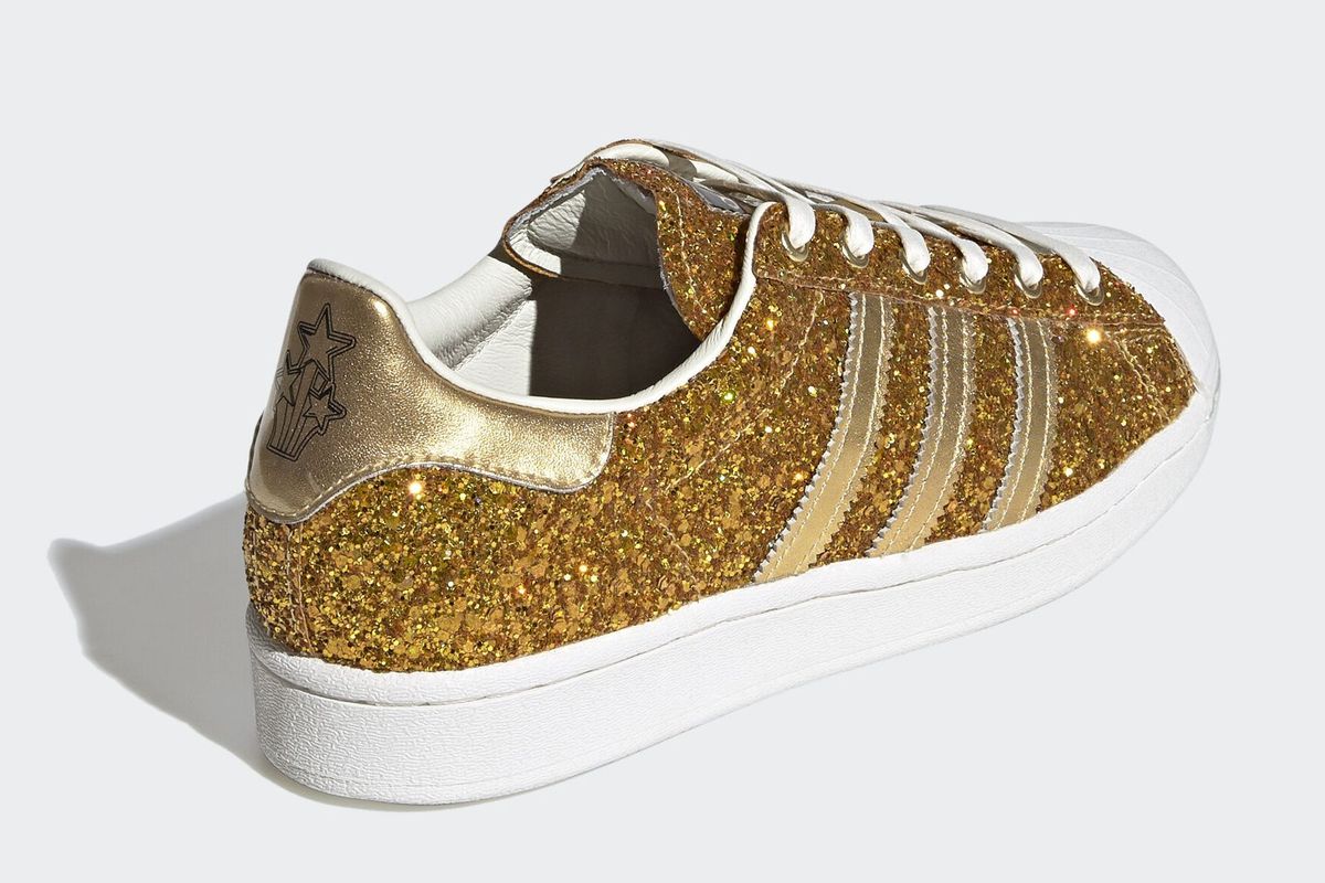 Sepatu legendaris Adidas Superstar menjadi berkemilau emas pada hampir seluruh bagian sepatu, karena taburan emas 24 karat di permukaannya.