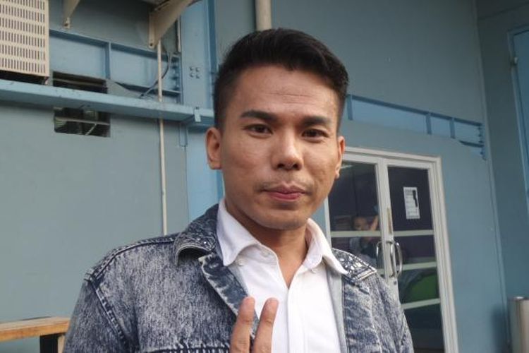 Robby Abbas alias RA (32), atau yang lebih dikenal sebagai mucikari artis diabadikan di halaman Gedung Trans, Jalan Tendean, Mampang Prapatan, Jakarta Selatan, Selasa (10/5/2016).