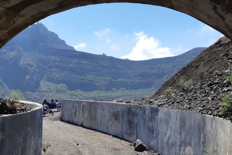 Kondisi kawah Gunung Kelud di perbatasan Kabupaten Kediri, Malang, dan Blitar, Jawa Timur, saat dilihat dari bibir Terowongan Ganesha yang ada di puncak gunung. Kawah Kelud sendiri kini terisi air setelah mengalami erupsi pada Februari 2014 lalu. 