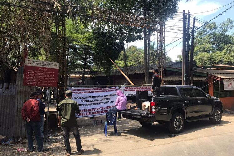 Sejumlah warga di Kecamatan Manggala, Kota Makassar, Sulsel, memblokade jalan masuk TPA Tamangapa buntut polemik pembangunan PSEL dan ganti rugi lahan. Senin (14/8/2023)