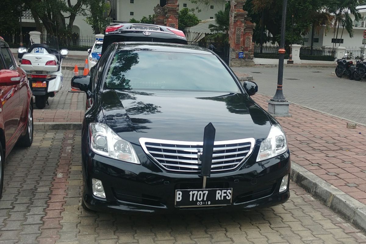 Mobil dinas Ketua MPR Zulkifli Hasan terparkir di Istana Kepresidenan, Jakarta, Selasa (7/8/2018).