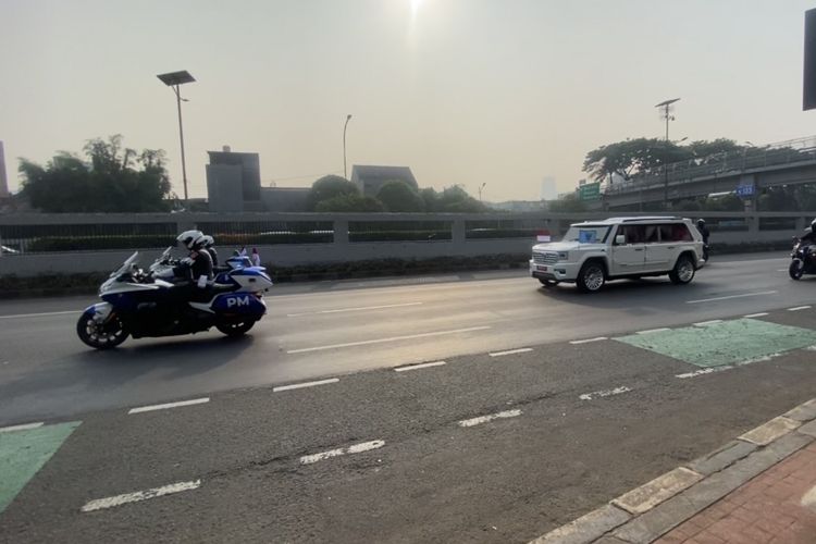Lalu Lintas Depan Gedung DPR Sempat Ditutup Saat Prabowo Melintas, Klakson Bersahutan