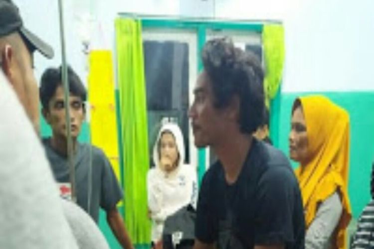 Korban kapal tenggelam saat dirawat di Puskesmas Sape