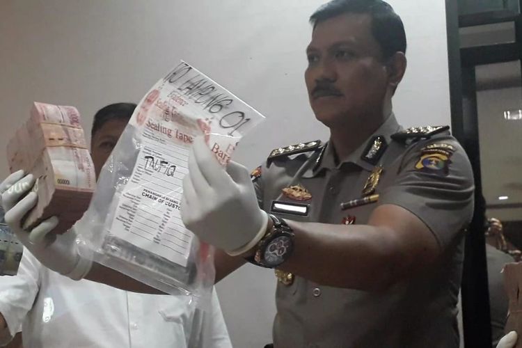 Kabid Humas Polda Lampung, Kombes Zahwani Pandra Arsyad menunjukkan uang barang bukti korupsi pengadaan gedung rawat inap RS Pesawaran, Rabu (15/1/2020). Korupsi itu merugikan negara mencapai Rp4,8 miliar