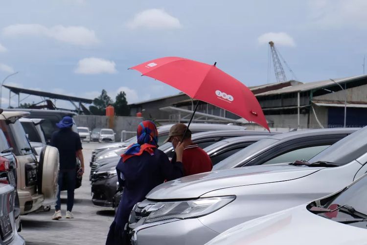 Konsumen melihat-lihat unit mobil bekas yang dilelang