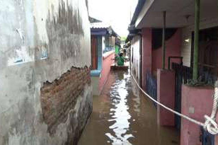 Sejumlah rumah di Dusun Karang Asem Kelurahan Karangketug Kecamatan Gadingrejo tergenang banjir usai sungai Welang meluap ke perkampungan, Selasa (11/10/2016)