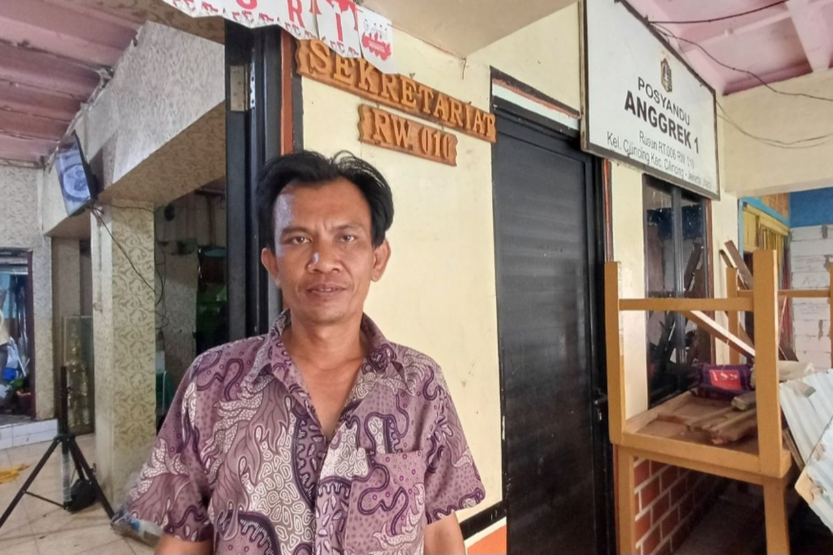 Sekretaris RW 010 Kelurahan Cilincing, Jumadi (40) saat ditemui Kompas.com di Rusun Cilincing, Cilincing, Jakarta Utara, Jumat (15/12/2023).