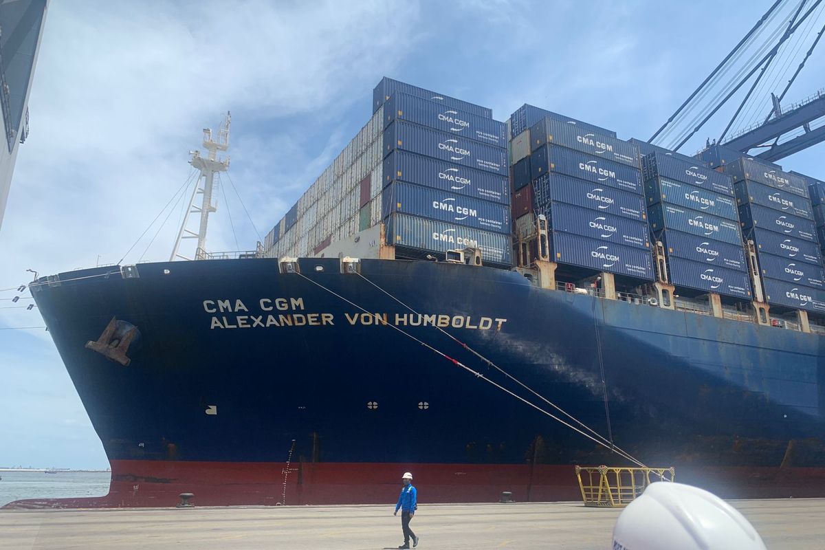 Kapal CMA CGM Alexander Von Humboldt berukuran 16.000 TEU bersandar di Pelabuhan Tanjung Priok, Jakarta Utara pada Senin (31/10/2022). 