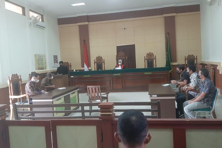 Majelis Hakim Tunggal  Pengadilan Negeri Kabupaten Wonogiri, Vilaningrum Wibawani membacakan putusan praperadilan yang intinya menolak seluruhnya permohonan dari pemohon gugatan pra peradilan Ronald Hutajulu dan Nurlela Silaban