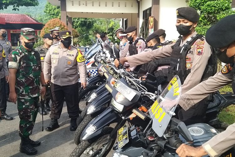 CEK KENDARAAN--Kapolres Wonogiri, AKBP Dhydit Dwi Susanto mengecek kendaraan yang digunakan anggota polisi dalam razia kendaraan pengangkut hewan ternak jelang Idul Adha dan operasi patuh 2022, Senin (14/6/2022).