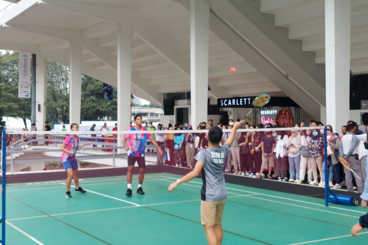 Chico Aura Dwi Wardoyo dan Putri Kusuma Wardani saat bermain AirBadminton dengan fans di sela-sela turnamen Indonesia Open 2022 di Istora Senayan, Jumat (17/6/2022). 