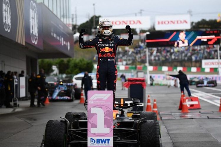 Pebalap Red Bull Racing, Max Verstappen, melakukan selebrasi setelah memenangi balapan F1 GP Jepang 2022 yang dihelat di Sirkuit Suzuka, Minggu (9/10/2022) sore WIB. Kemenangan di Sirkuit Suzuka membuat Verstappen dipastikan menjadi juara dunia F1 2022.